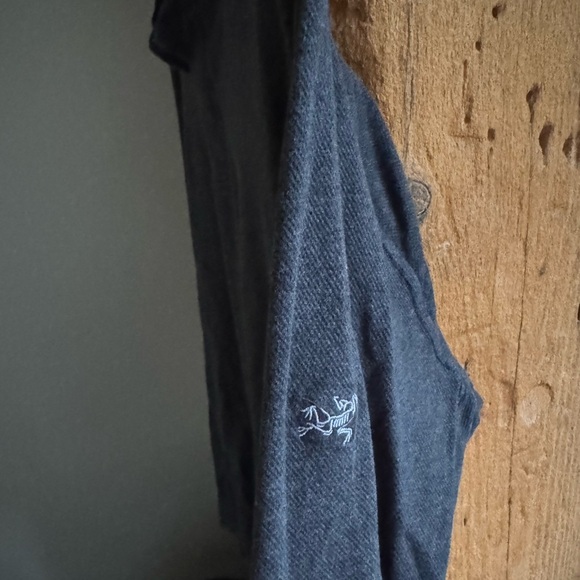 Arcteryx Men's henley Gray Long Sleeve Shirt - Picture 4 of 4